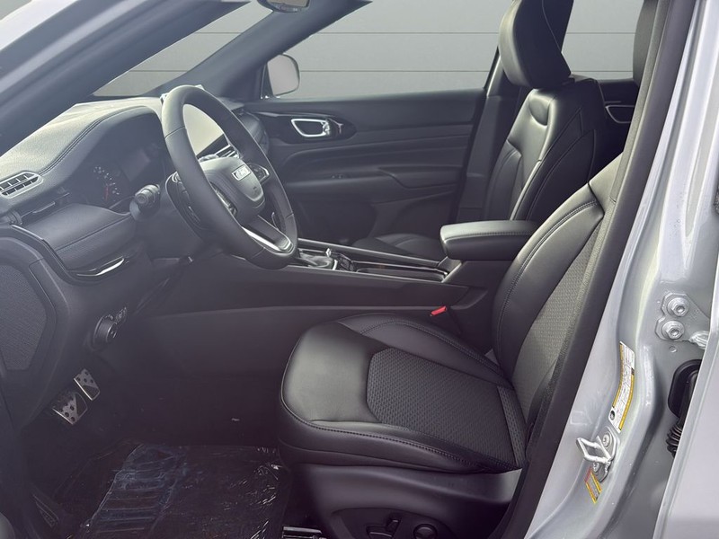 Jeep Compass Vehicle Full-screen Gallery Image 10