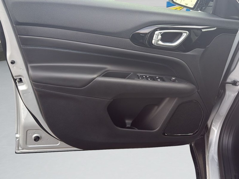 Jeep Compass Vehicle Full-screen Gallery Image 11