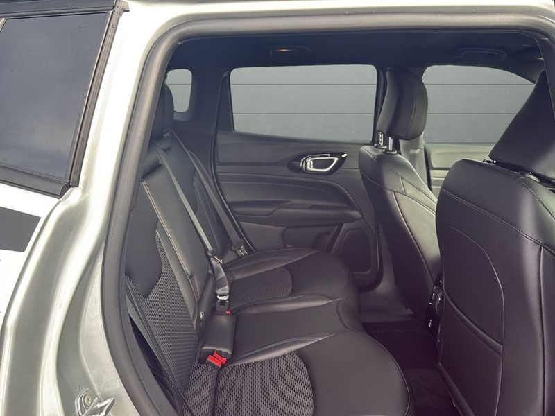 Jeep Compass Vehicle Full-screen Gallery Image 14