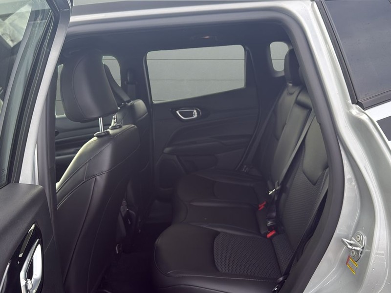 Jeep Compass Vehicle Full-screen Gallery Image 16