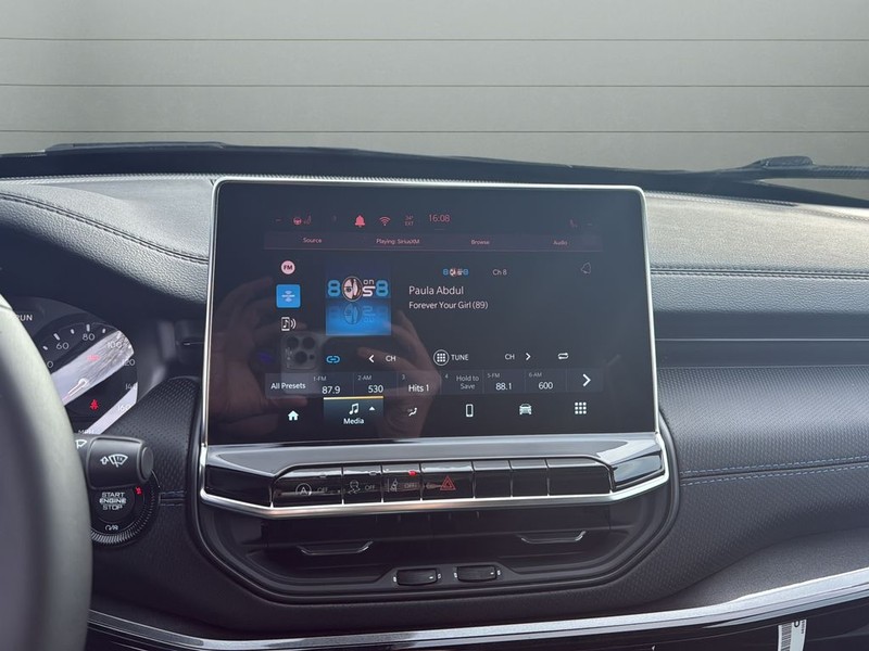 Jeep Compass Vehicle Full-screen Gallery Image 22