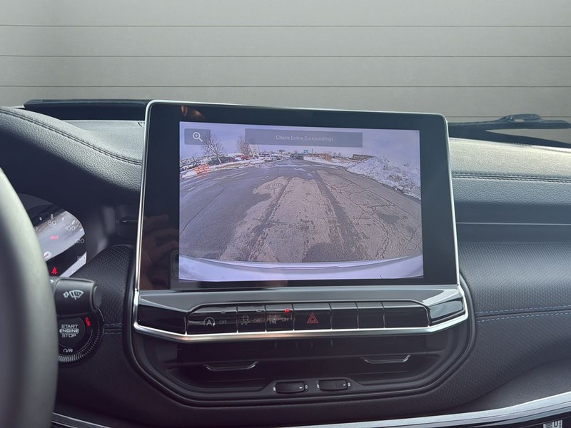 Jeep Compass Vehicle Full-screen Gallery Image 23