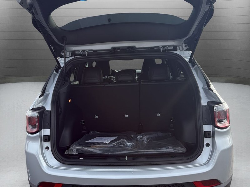 Jeep Compass Vehicle Full-screen Gallery Image 24