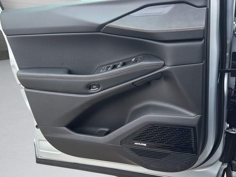 Jeep Cherokee Vehicle Full-screen Gallery Image 11