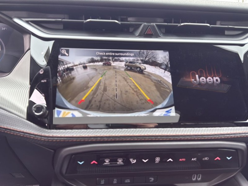 Jeep Cherokee Vehicle Full-screen Gallery Image 24