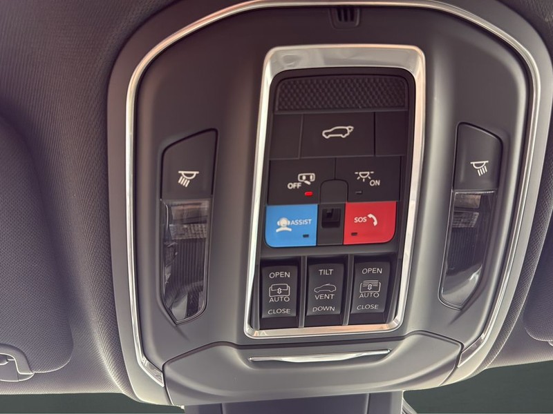 Jeep Cherokee Vehicle Full-screen Gallery Image 25