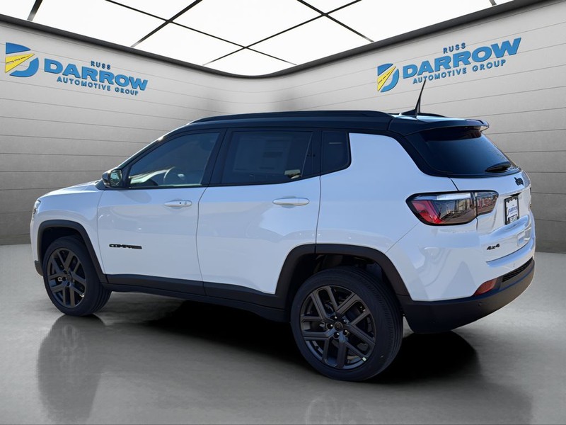 Jeep Compass Vehicle Full-screen Gallery Image 3