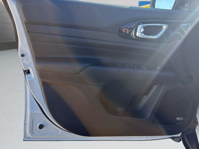 Jeep Compass Vehicle Full-screen Gallery Image 11