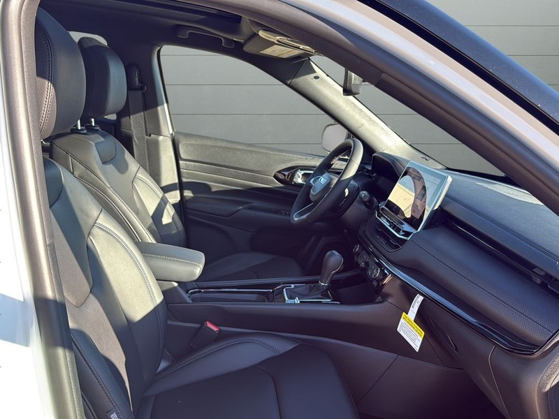 Jeep Compass Vehicle Full-screen Gallery Image 15