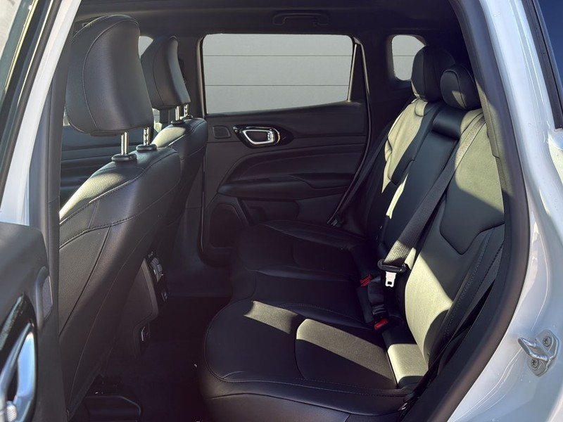 Jeep Compass Vehicle Full-screen Gallery Image 17