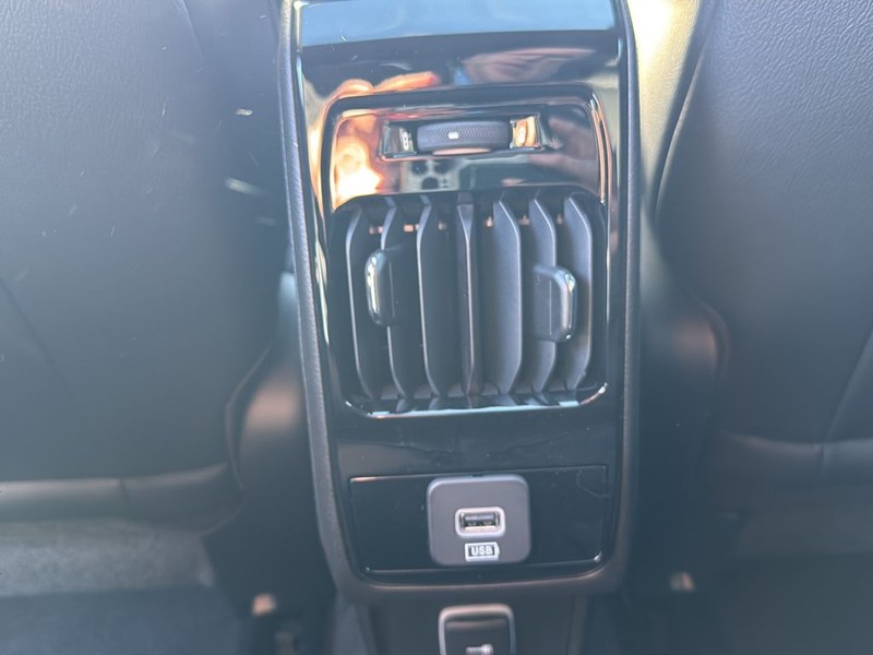 Jeep Compass Vehicle Full-screen Gallery Image 18