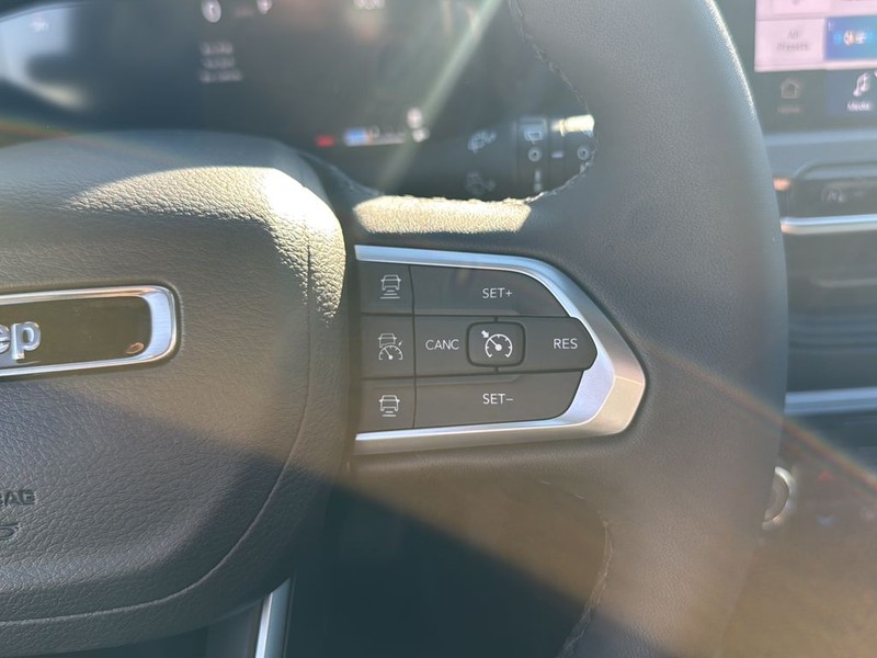 Jeep Compass Vehicle Full-screen Gallery Image 20