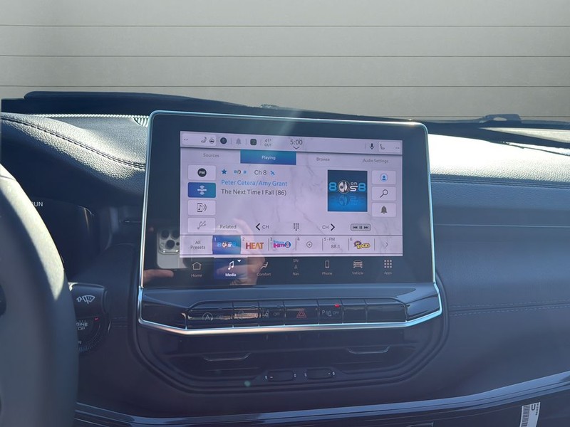 Jeep Compass Vehicle Full-screen Gallery Image 23