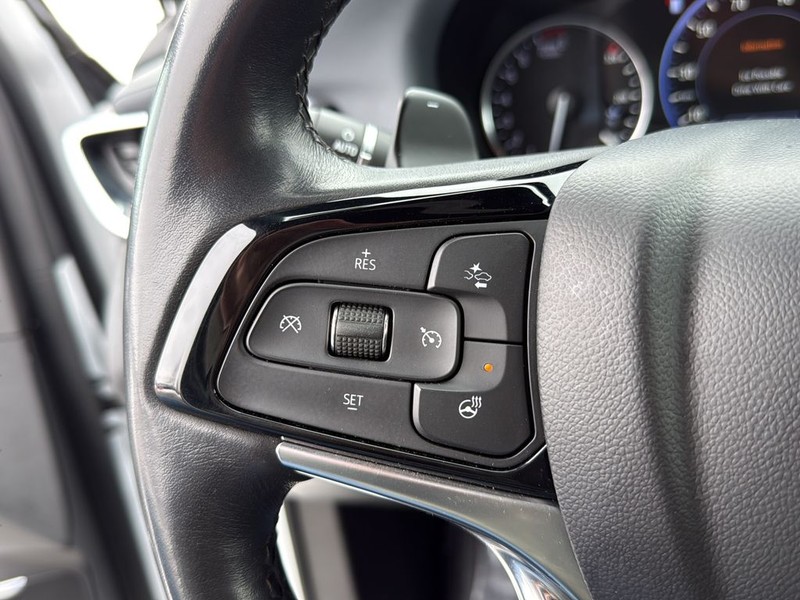 Buick Enclave Vehicle Full-screen Gallery Image 09