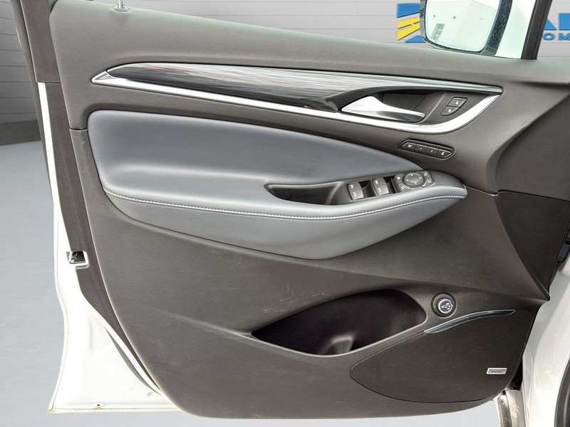 Buick Enclave Vehicle Full-screen Gallery Image 11