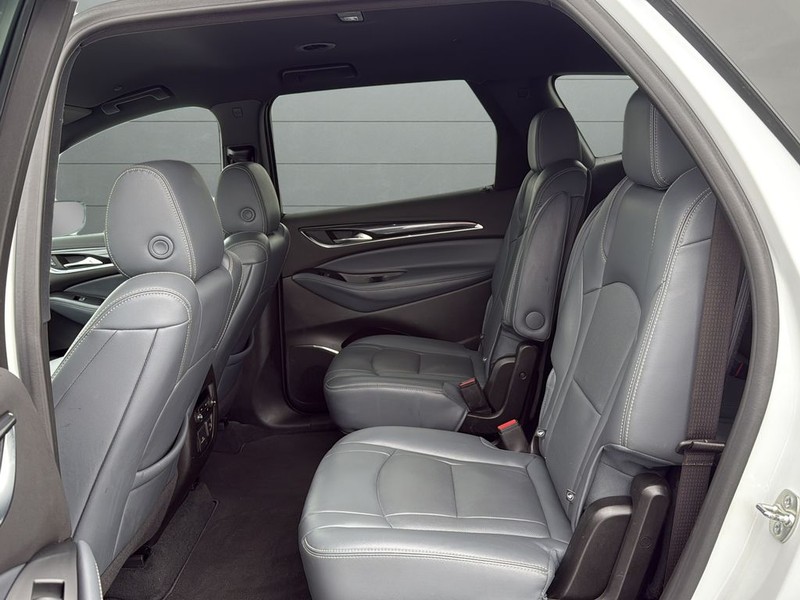 Buick Enclave Vehicle Full-screen Gallery Image 16