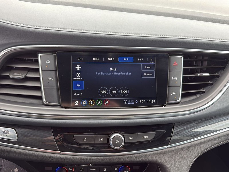 Buick Enclave Vehicle Full-screen Gallery Image 21