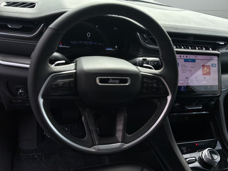 Jeep Grand Cherokee Vehicle Full-screen Gallery Image 12