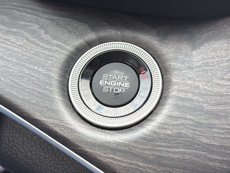 Jeep Grand Cherokee Vehicle Full-screen Gallery Image 13