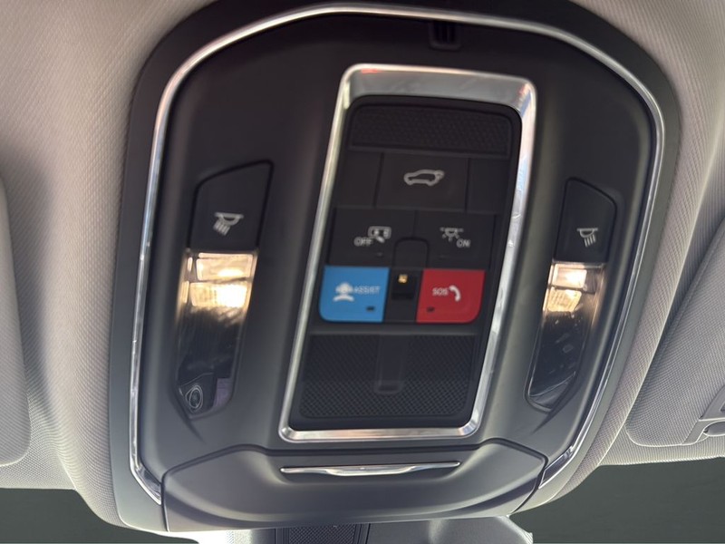 Jeep Grand Cherokee Vehicle Full-screen Gallery Image 14