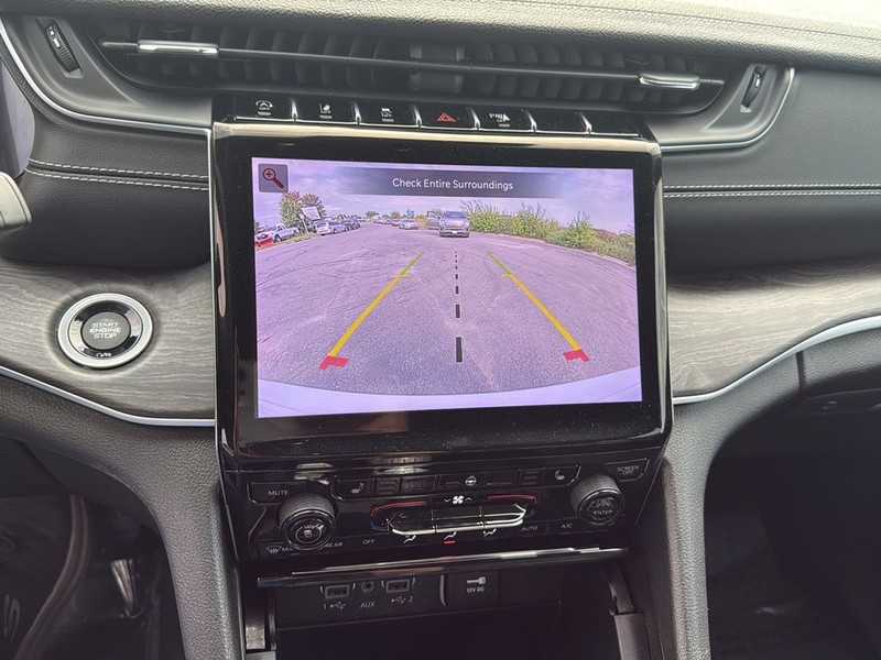 Jeep Grand Cherokee Vehicle Full-screen Gallery Image 15