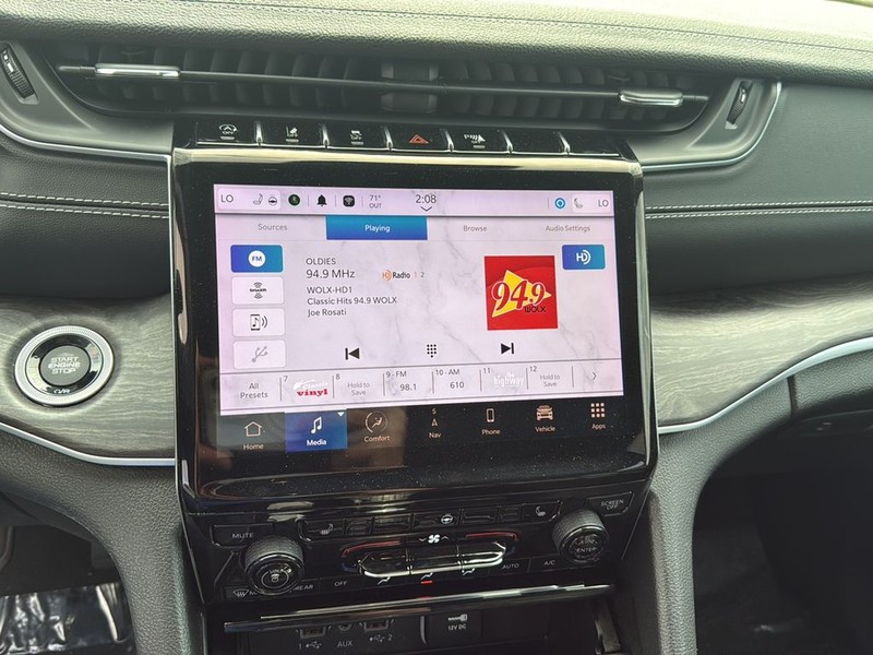 Jeep Grand Cherokee Vehicle Full-screen Gallery Image 17