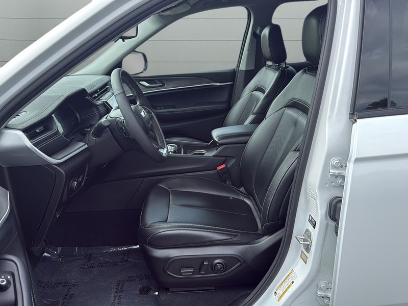 Jeep Grand Cherokee Vehicle Full-screen Gallery Image 18