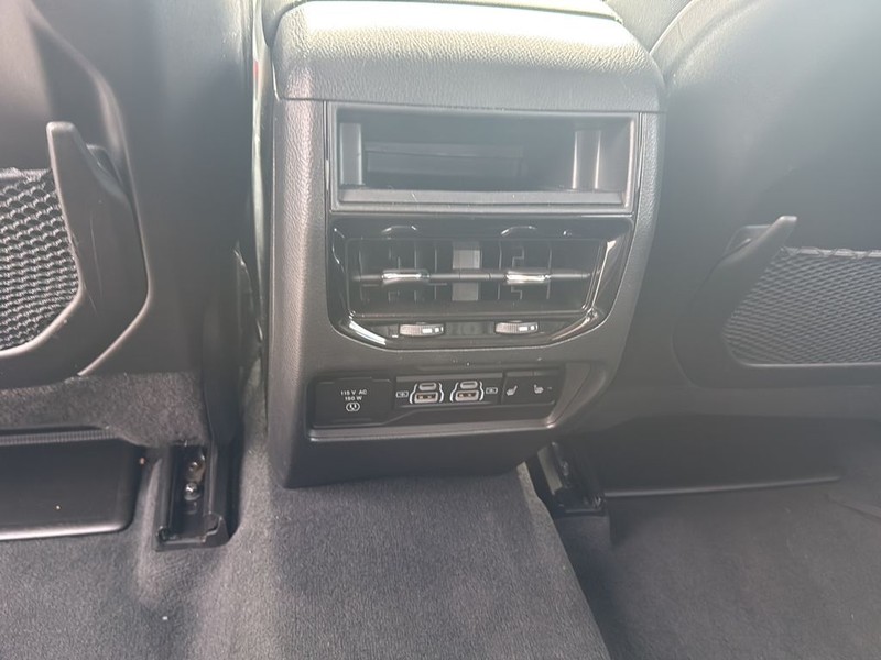 Jeep Grand Cherokee Vehicle Full-screen Gallery Image 19