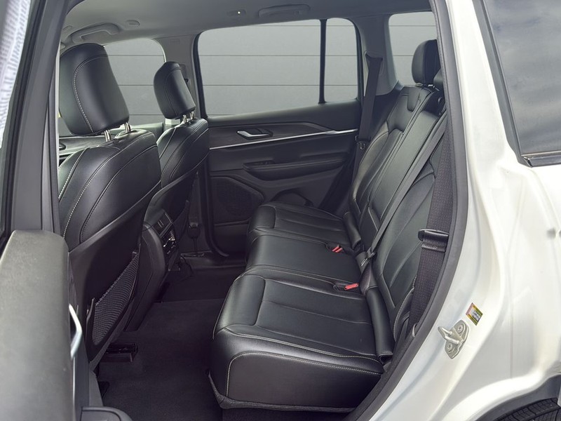 Jeep Grand Cherokee Vehicle Full-screen Gallery Image 20