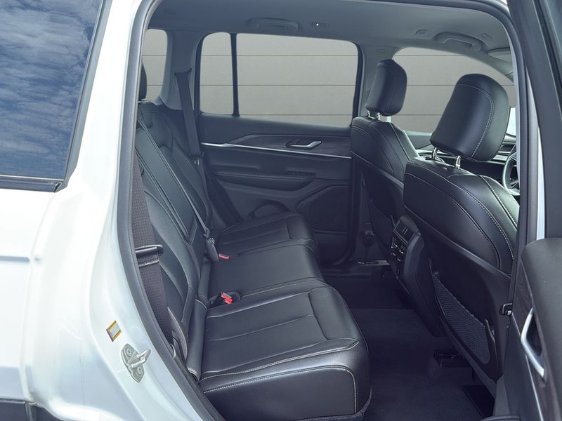 Jeep Grand Cherokee Vehicle Full-screen Gallery Image 22