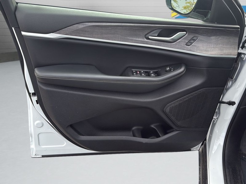 Jeep Grand Cherokee Vehicle Full-screen Gallery Image 24