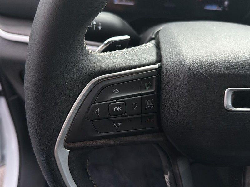 Jeep Grand Cherokee Vehicle Full-screen Gallery Image 25