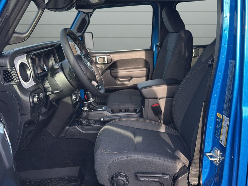 Jeep Wrangler Vehicle Full-screen Gallery Image 10