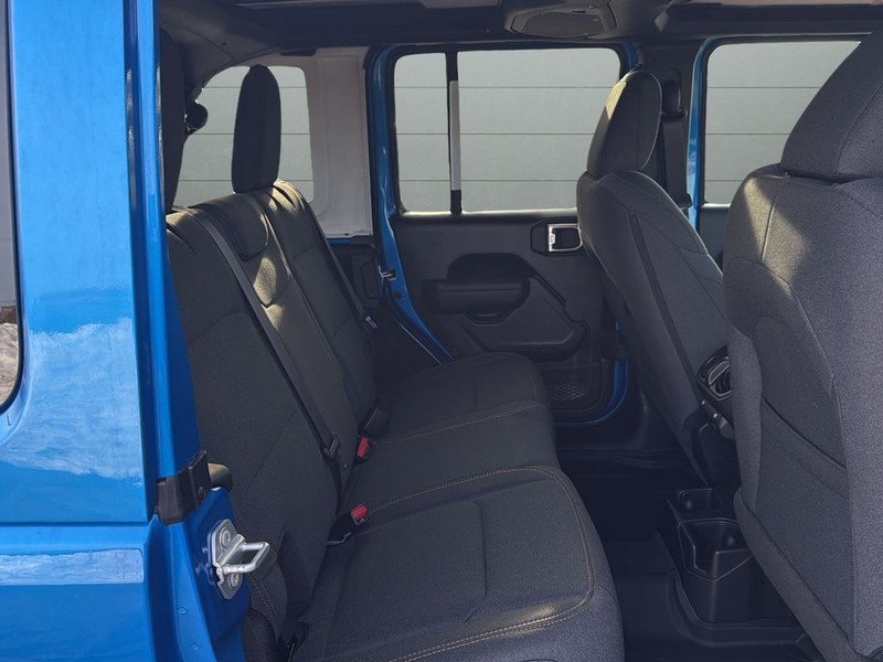 Jeep Wrangler Vehicle Full-screen Gallery Image 14