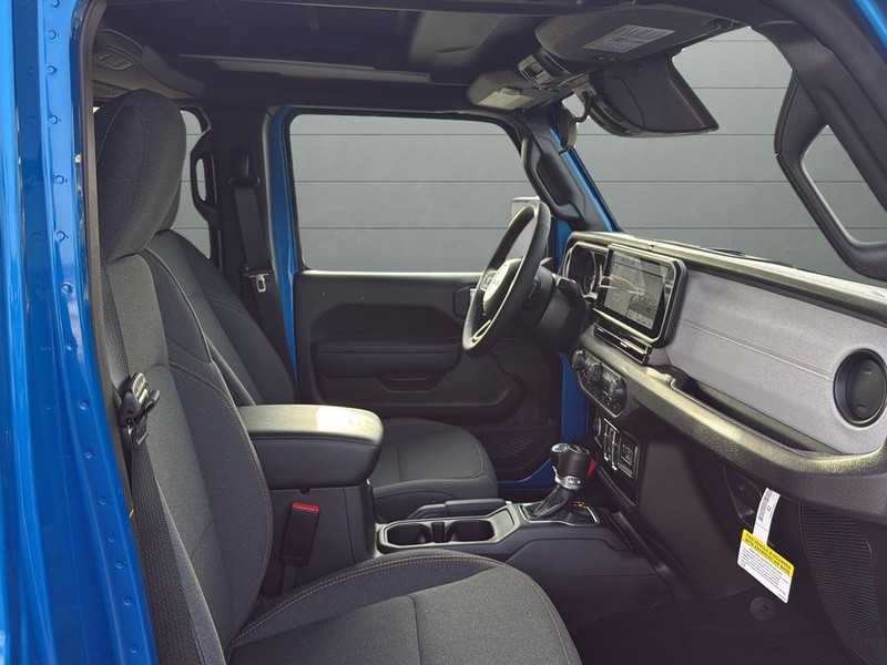 Jeep Wrangler Vehicle Full-screen Gallery Image 15