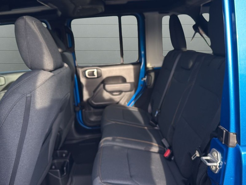 Jeep Wrangler Vehicle Full-screen Gallery Image 16