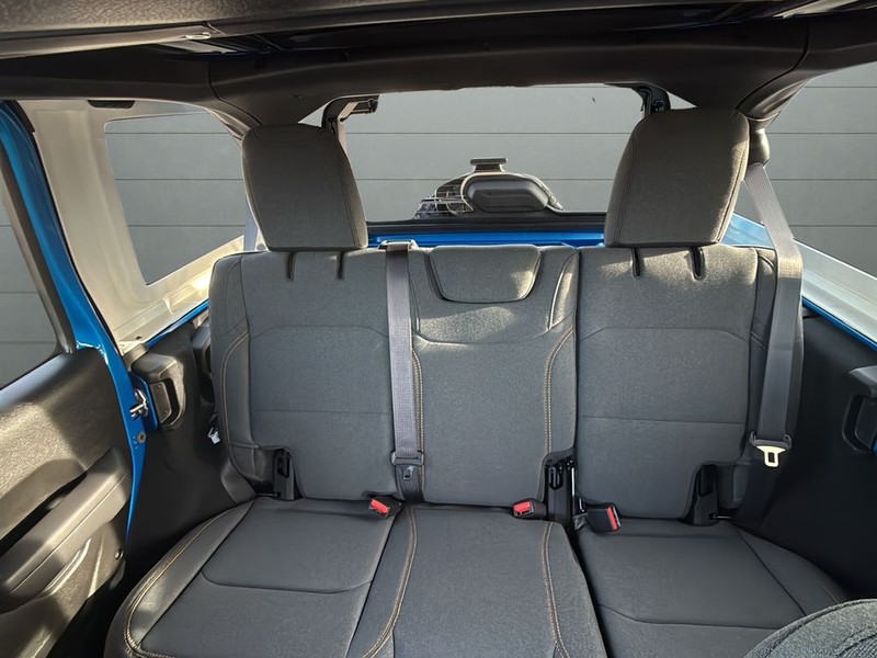 Jeep Wrangler Vehicle Full-screen Gallery Image 27