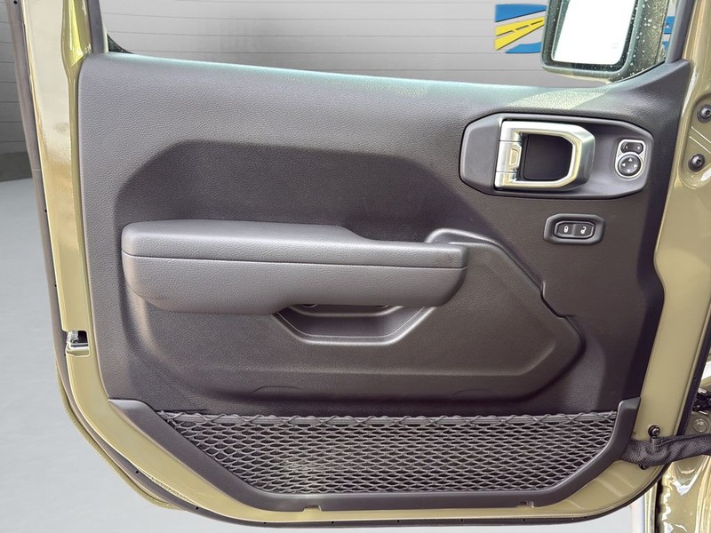 Jeep Wrangler Vehicle Full-screen Gallery Image 11