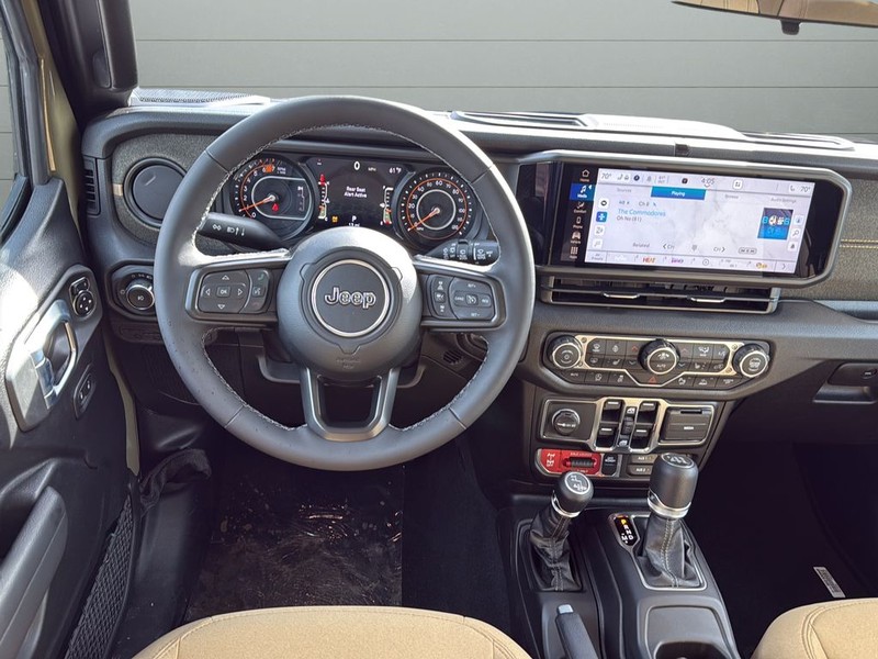 Jeep Wrangler Vehicle Full-screen Gallery Image 12