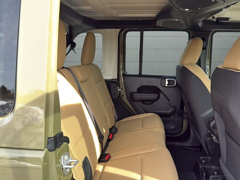 Jeep Wrangler Vehicle Full-screen Gallery Image 14