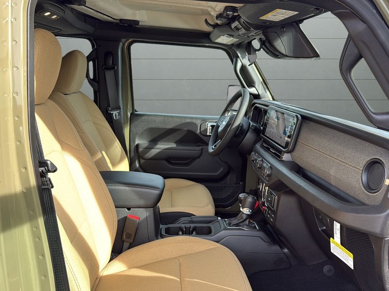 Jeep Wrangler Vehicle Full-screen Gallery Image 15