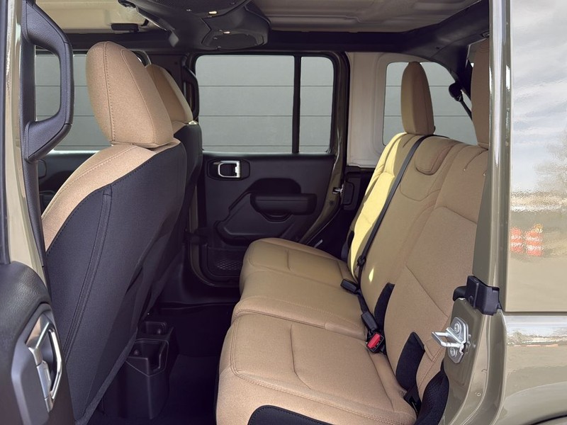 Jeep Wrangler Vehicle Full-screen Gallery Image 16