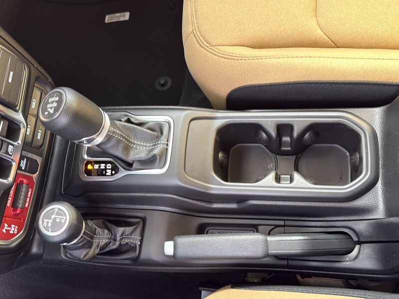 Jeep Wrangler Vehicle Full-screen Gallery Image 21