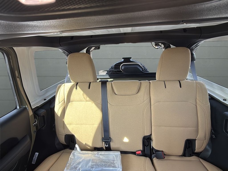 Jeep Wrangler Vehicle Full-screen Gallery Image 27