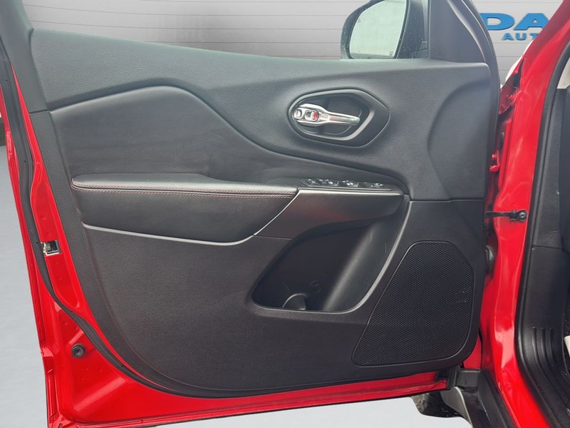 Jeep Cherokee Vehicle Full-screen Gallery Image 11