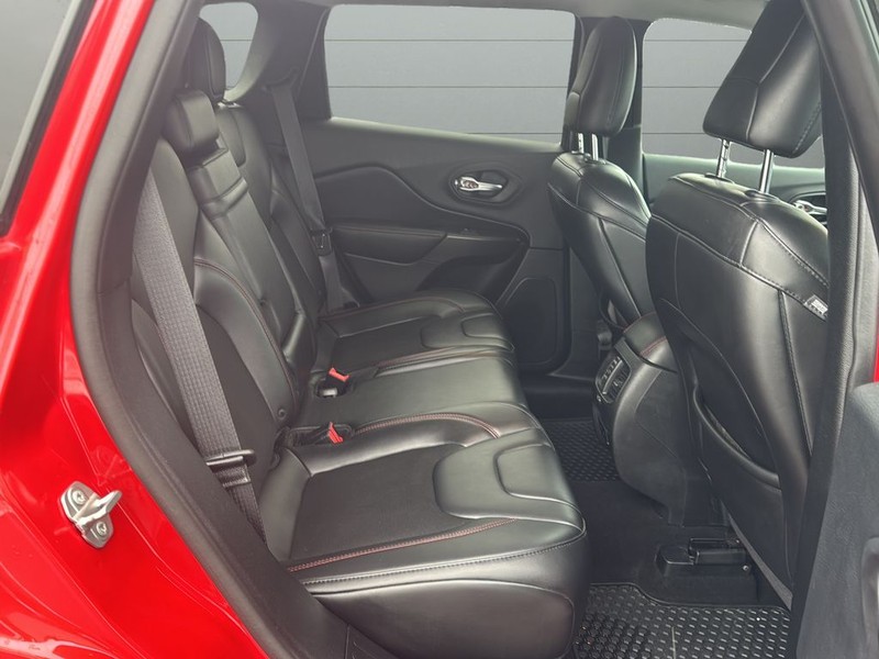 Jeep Cherokee Vehicle Full-screen Gallery Image 14