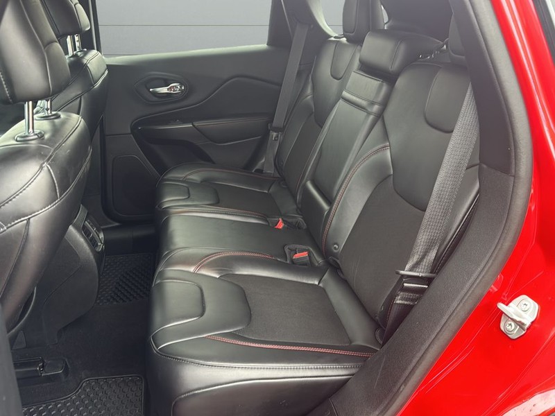 Jeep Cherokee Vehicle Full-screen Gallery Image 16