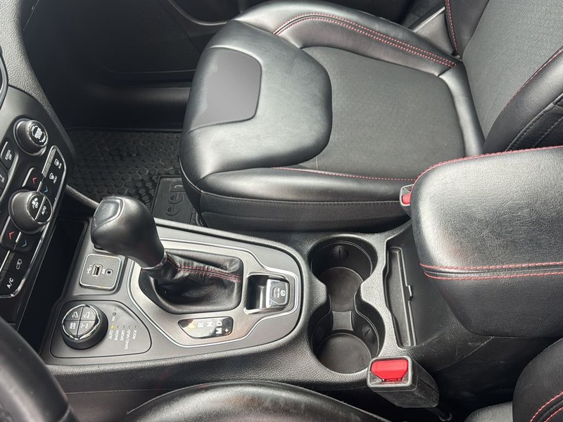 Jeep Cherokee Vehicle Full-screen Gallery Image 21