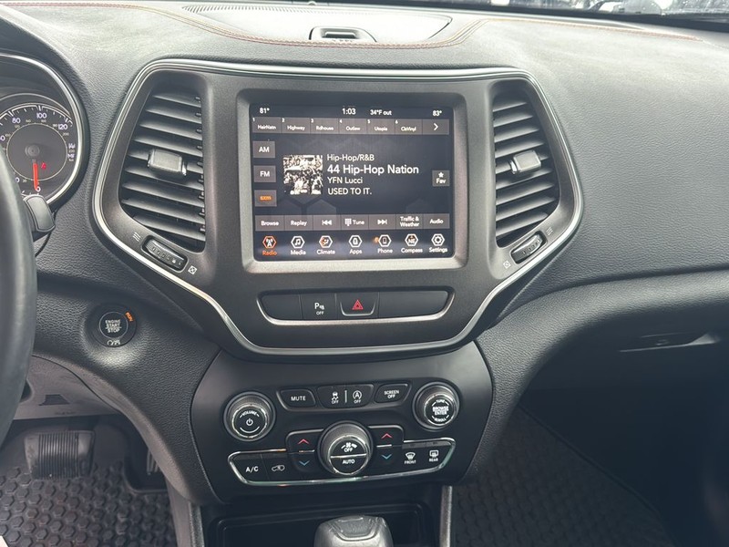 Jeep Cherokee Vehicle Full-screen Gallery Image 22