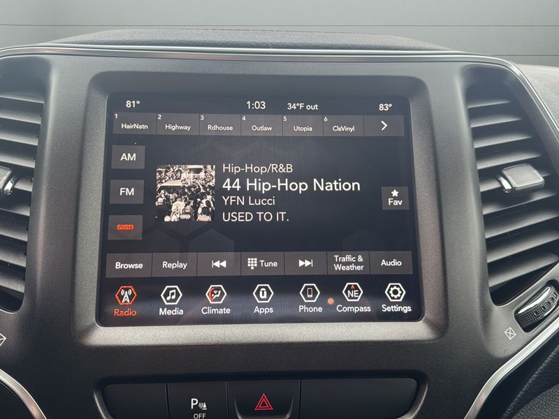 Jeep Cherokee Vehicle Full-screen Gallery Image 23